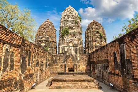泰国素可泰历史公园萨马多布尔寺在夏天的一天