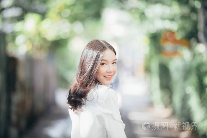 户外城市背景下的画像女青年思维与现代风格