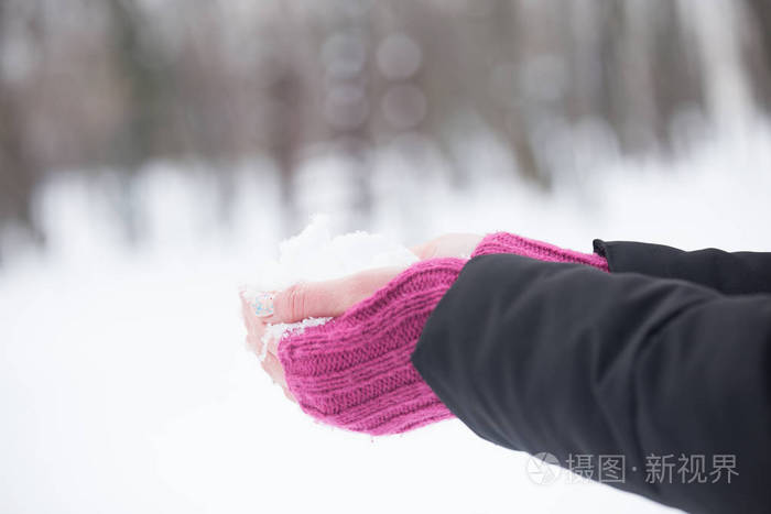 妇女手紧握羊毛手套拿着雪照片-正版商用图片09v6dl-摄图新视界