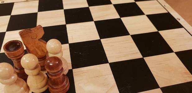 如何玩棋盘游戏棋。即兴创作和不同的角度棋集, 棋子和棋盘。黑白图和棋盘游戏