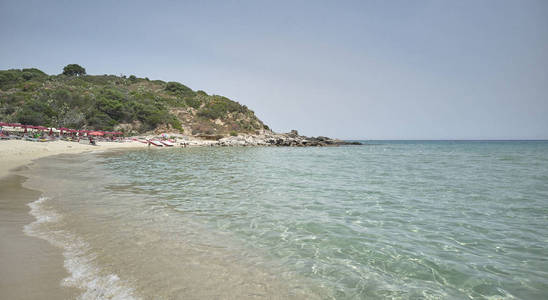 典型的撒丁岛海滩 卡拉卡拉辛兹, 清澈的海水和俯瞰大海的山脉植被