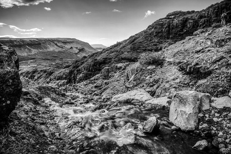 风景如画的山区河流与传统自然的冰岛