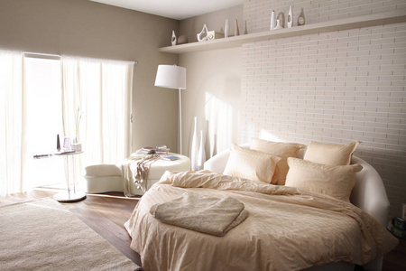 一个白色的圆形形状放在豪华米色色调的卧室