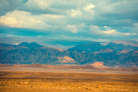 有山在地平线上的沙漠