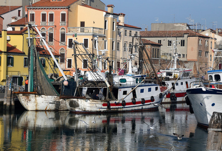 渔船在海上停泊在意大利