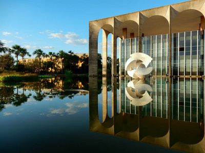 伊塔马拉蒂宫殿在巴西利亚设计的奥斯卡尼迈耶, de 最著名的巴西建筑师