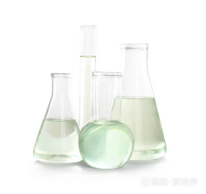 白色背景液体的实验室玻璃器皿.化学分析