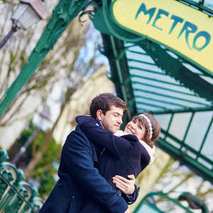 情侣拥抱在巴黎地铁站附近