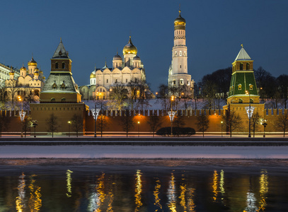 莫斯科河路堤。克里姆林宫在晚上