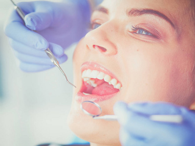 年轻女性患者开放口检查牙医办公室牙科检查