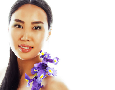 年轻漂亮的亚洲女人与花紫兰花关闭孤立