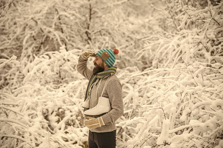 长胡子的快乐男子在白雪皑皑的冬日森林里举行滑冰, 圣诞节