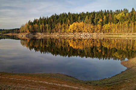 在秋天的风景和对岸的岩石和森林湖