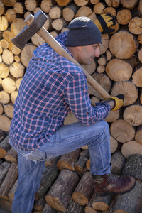 专业户外工作装备：强力斧头伐木工具
