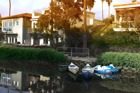 在加州威尼斯海滩运河上的房子。美国