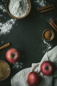 支持背景与配料烤苹果派和厨房的工具