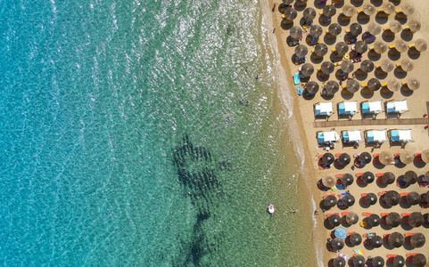 在希腊 Chalkidiki Roda 的海滩鸟瞰图