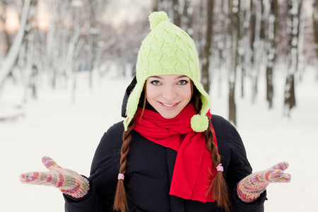 在雪地里微笑的女人的肖像