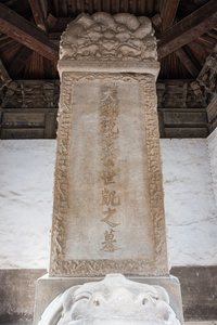 色彩缤纷的背景表演舞者的姿势瑜伽女人河南省2014 年 11 月 28 日  shikaiyuanlin 墓纪念碑