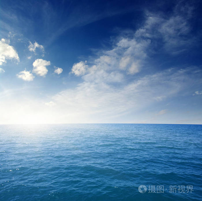蓝色的大海和天空的太阳