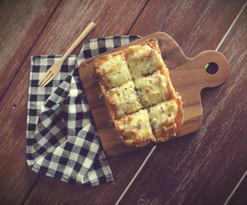 比萨饼烤面包配番茄酱和火腿奶酪选择性对焦, 图片复古风格