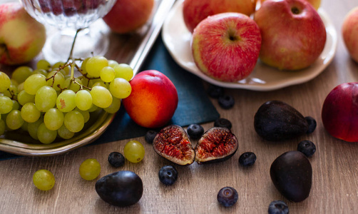 木桌背景上的成熟多汁水果的分类。有机苹果, 无花果, 葡萄夏日甜点或小吃。健康饮食 Concep