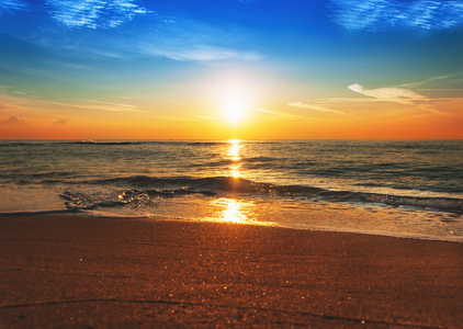 美丽的日出海面的景区视图