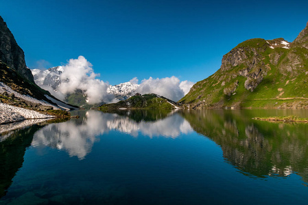 瑞士阿尔卑斯山水反射在 Louvie Bagnes 谷之上的紫拉德山湖