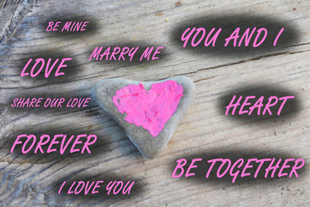 粉红的心在木板背景上的一块石头上涂上口红, 文字 在一起, 心, 你和我, 永远, 嫁给我
