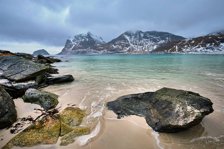在挪威的峡湾的岩石海岸