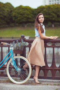 与自行车年轻美丽 衣着优雅的女子
