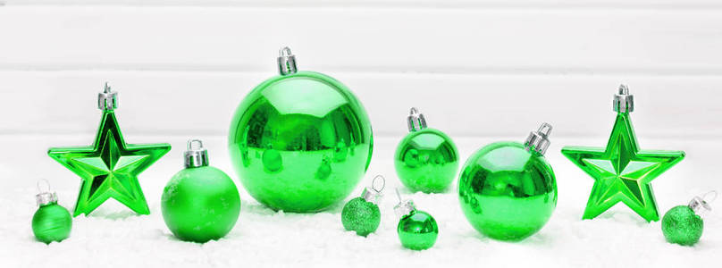 在白色背景的绿色圣诞假期装饰的视图