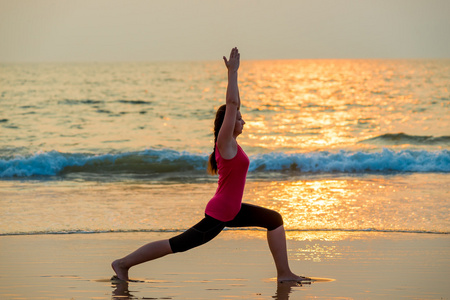 漂亮的女孩做瑜伽附近海洋赤脚图片