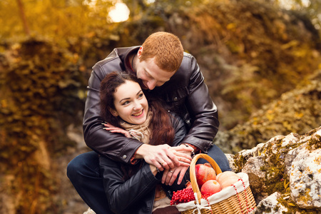 快乐对年轻夫妇爱秋天的叶子会议