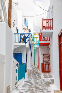 希腊米科诺斯希腊村庄狭窄街道上有蓝色门窗的传统房屋