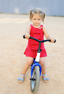 在培训自行车上的女孩