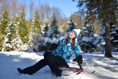 在一个阳光明媚的冬日里, 一个年轻的女人走在雪堆的森林里