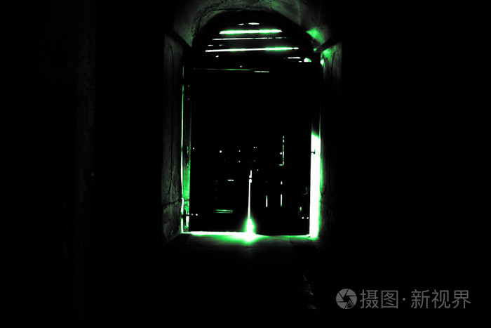 神秘的门,秘密入口或出口绿色光