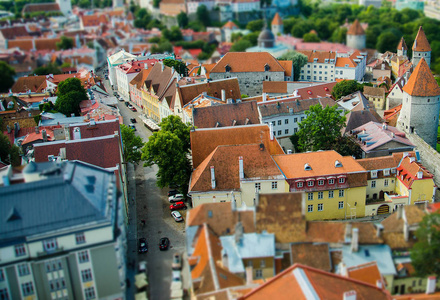从爱沙尼亚圣奥拉夫教堂塔到塔林小镇, 有传统的红色瓷砖屋顶中世纪教堂塔楼和墙壁
