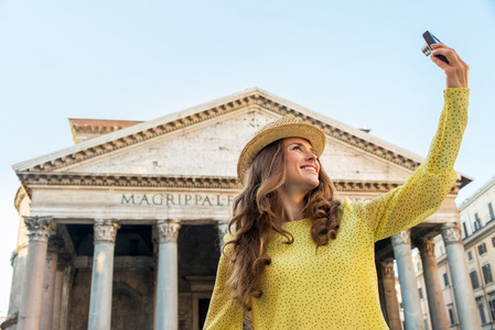 幸福的年轻女人，在万神殿前的自拍照在罗马，它