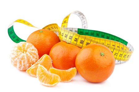 节食的概念，用卷尺橘子