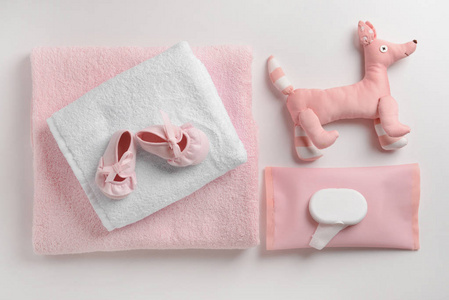 软毛巾, 玩具和婴儿鞋在白色背景