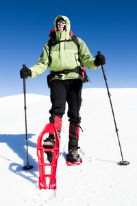 在山里徒步旅行带着背包和帐篷雪的冬天