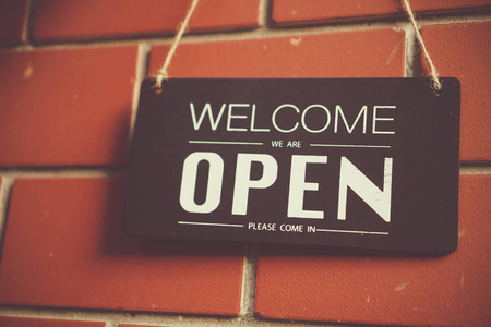 欢迎使用商店或在线背景下的任何业务的开放标志
