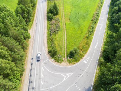 高速公路上的夏日车辆速度