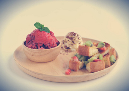 自制有机草莓水果冰淇淋碗