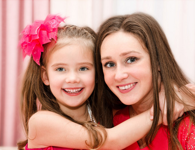 微笑的年轻女子和她的小女孩