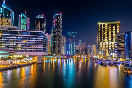 迪拜码头夜景图片