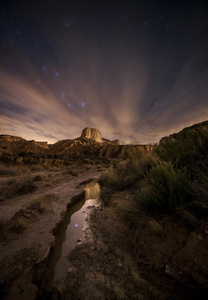 夜幕笼罩在沙漠的河图片