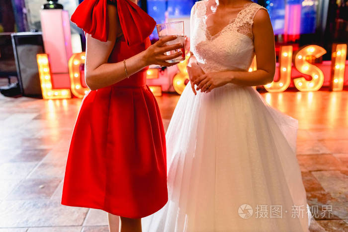两个女孩的朋友在婚礼礼服和红色结婚派对照片-正版09